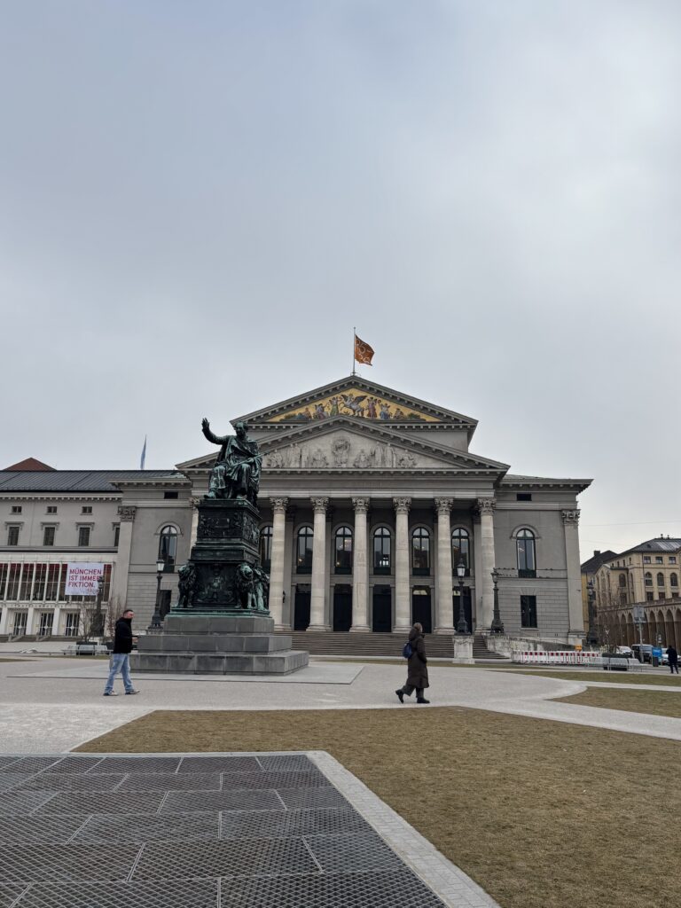 Maximilianstraße München – Max-Joseph-Platz und Bayerische Staatsoper Bayerische Staatsoper am Max-Joseph-Platz am Beginn der Maximilianstraße in München