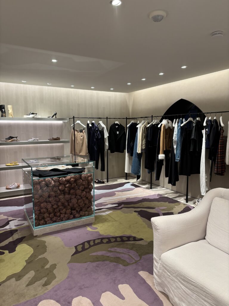 Loewe Store Maximilianstraße München Interior des Loewe Stores in München mit Ready-to-Wear, Schuhen und Accessoires