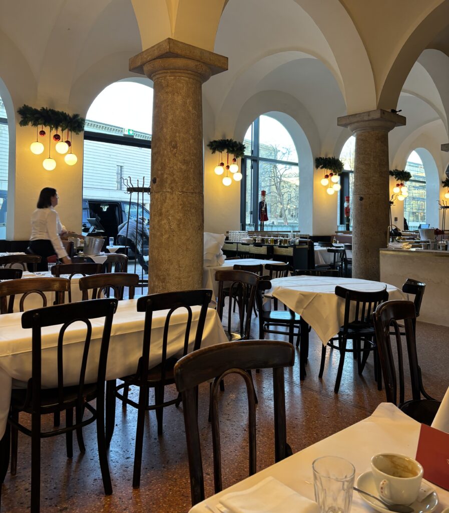 Brenner Restaurant München – Lunch an der Maximilianstraße Restaurant Brenner in München mit historischen Säulen, Rundbögen und gedeckten Tischen