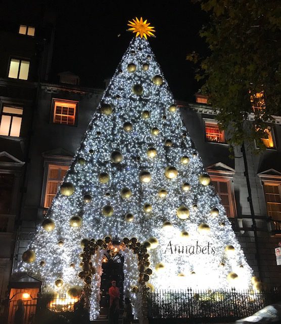 Weihnachtsstimmung in London – Annabel’s Großer festlich beleuchteter Weihnachtsbaum vor Annabel’s in London bei Nacht