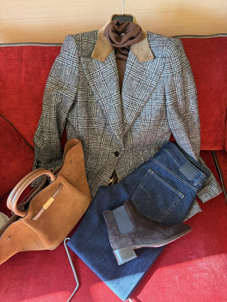 Herbst Capsule Wardrobe mit Blazer, Jeans und Chelsea Boots Herbstliche Capsule Wardrobe mit kariertem Blazer, braunem Rollkragen, dunkler Jeans, Chelsea Boots und cognacfarbener Tasche. Bildunterschrift: