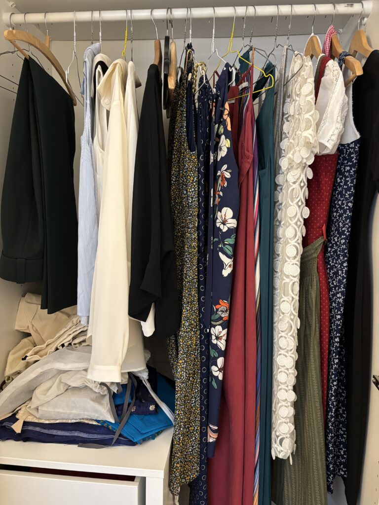 Garderobe nach Alltag planen – Lifestyle-Analyse für den Kleiderschrank Kleiderschrank mit Businesskleidung, Kleidern und Freizeitmode als Beispiel für eine Garderobe mit unterschiedlichen Lebensbereichen