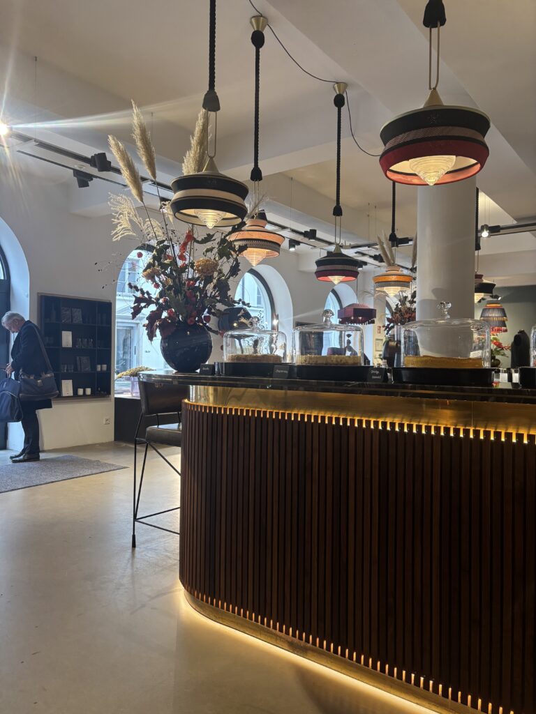 Innenbereich des Concept Stores Sois Blessed mit Café-Theke, Designlampen und modernem Interior in München.