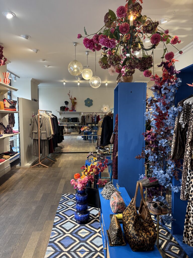 Innenansicht des Stores Mohrmann Basics in München-Haidhausen mit ausgewählter Damenmode, Accessoires und farbenfroher Boutique-Einrichtung.