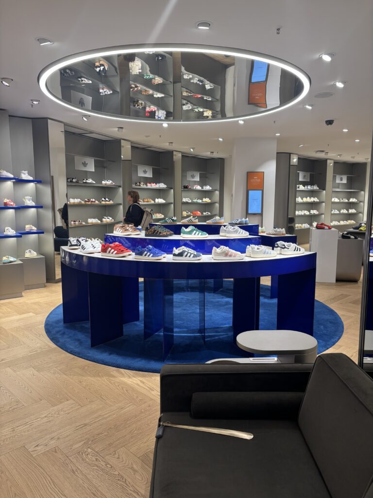 Schuhabteilung im Untergeschoss von Breuninger München mit großer Auswahl an Damenschuhen. Im hinteren Bereich des Stores befindet sich eine umfangreiche Sneaker-Abteilung mit Modellen internationaler Premium- und Lifestyle-Marken.