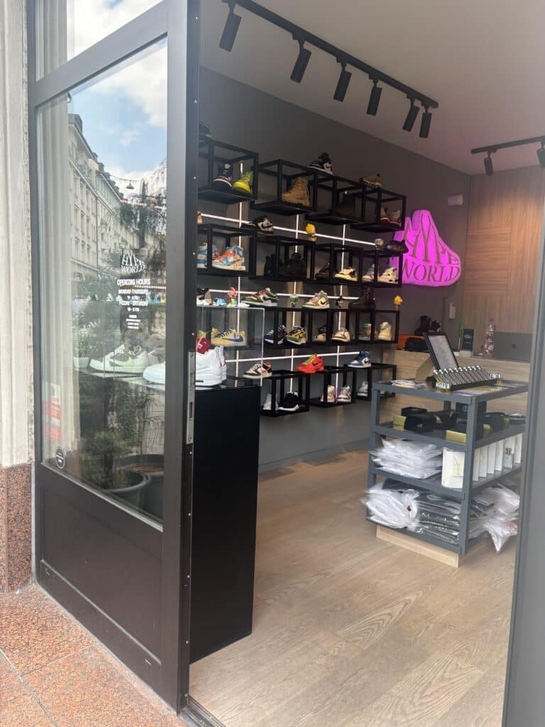 Eingangsbereich des HypeNeedz Stores in München mit Regalen voller Sneaker und Streetwear. Der Shop gehört zu den beliebtesten Adressen für limitierte Sneaker, Streetwear und aktuelle Hype-Labels in München.
