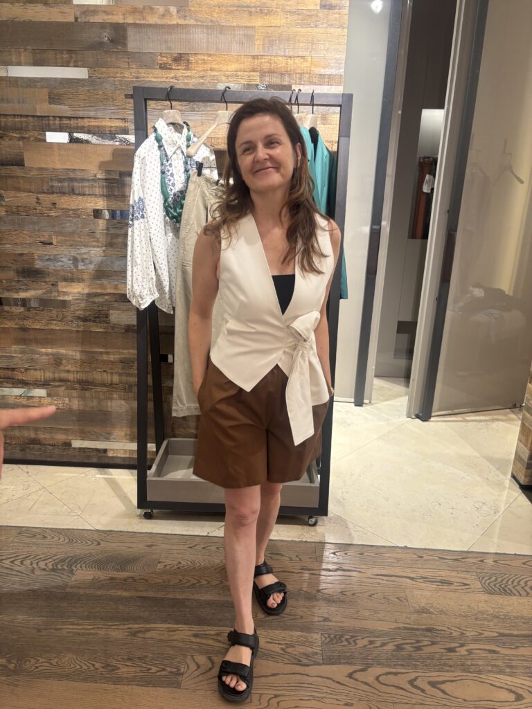 Stilvolles Sommeroutfit mit eleganter Bermudashorts und heller Wickelbluse als Inspiration für eine moderne und vielseitig kombinierbare Sommergarderobe