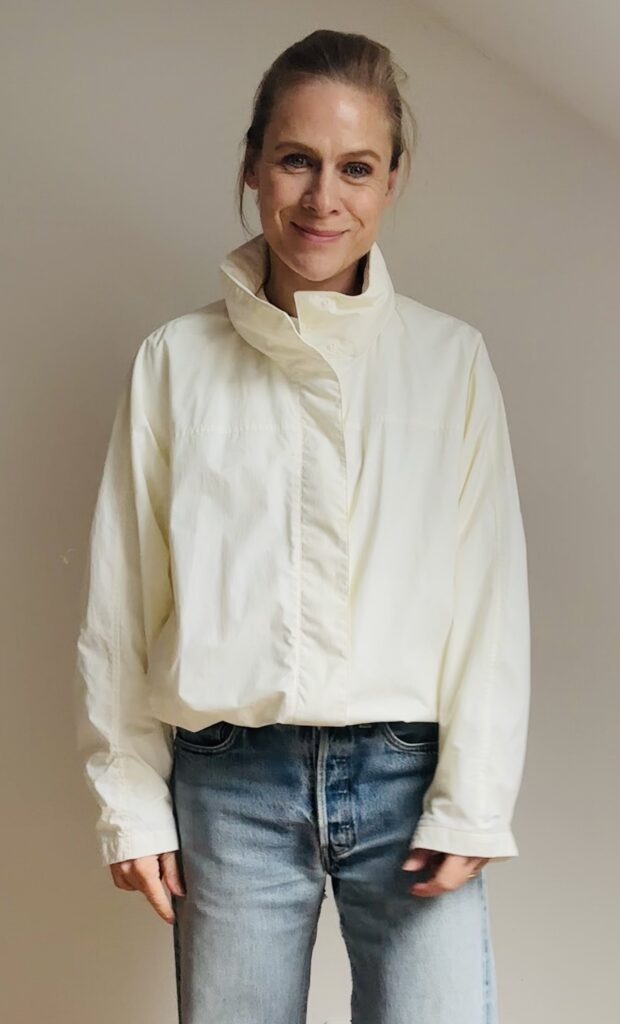 Personal Stylistin Heide von STYLEFINDS trägt einen hellen Blouson zu weißem T-Shirt und heller Jeans als Beispiel für ein modernes, lässiges Outfit.