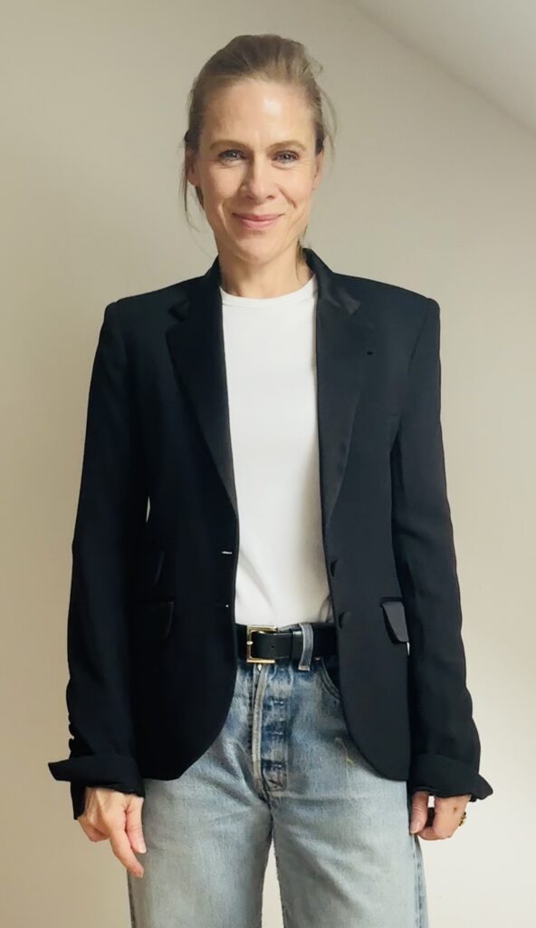 Personal Stylistin Heide von STYLEFINDS kombiniert einen schwarzen Blazer mit weißem T-Shirt und heller Straight Leg Jeans und zeigt die Wirkung unterschiedlicher Jacken.